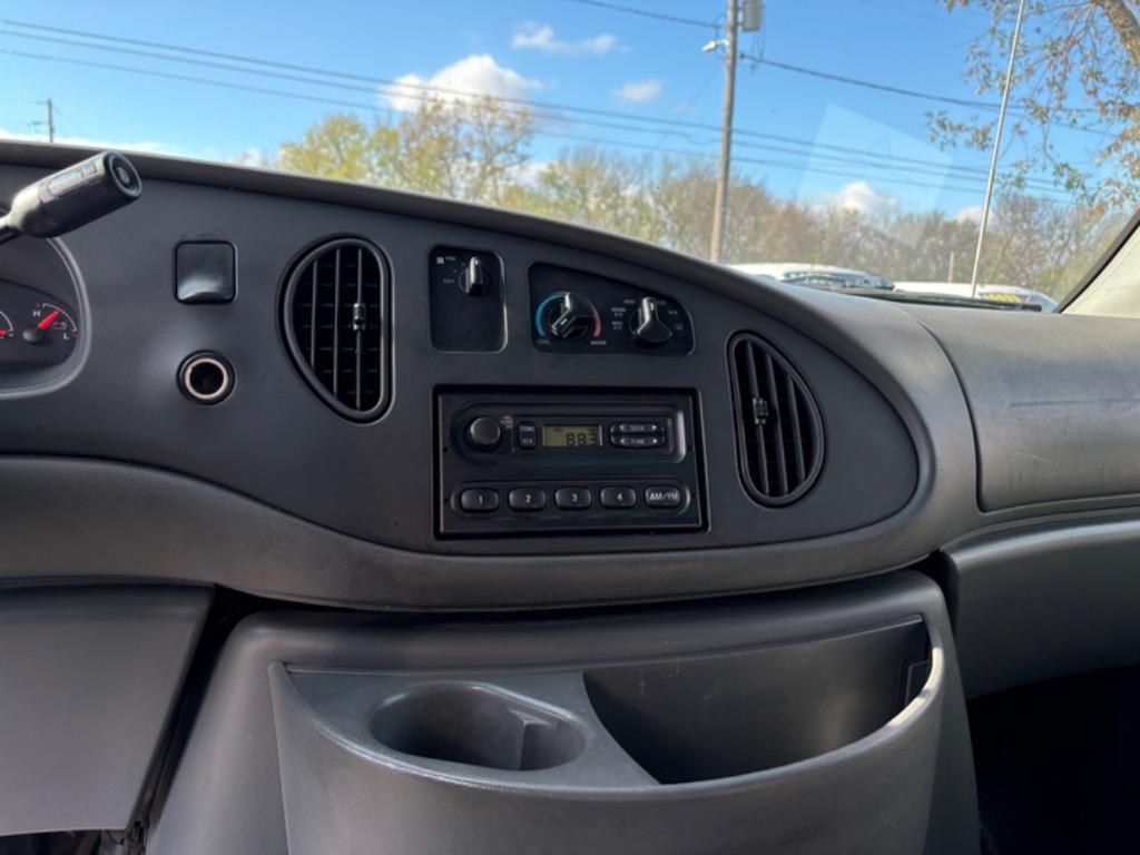 2004 Ford E-350 photo 12