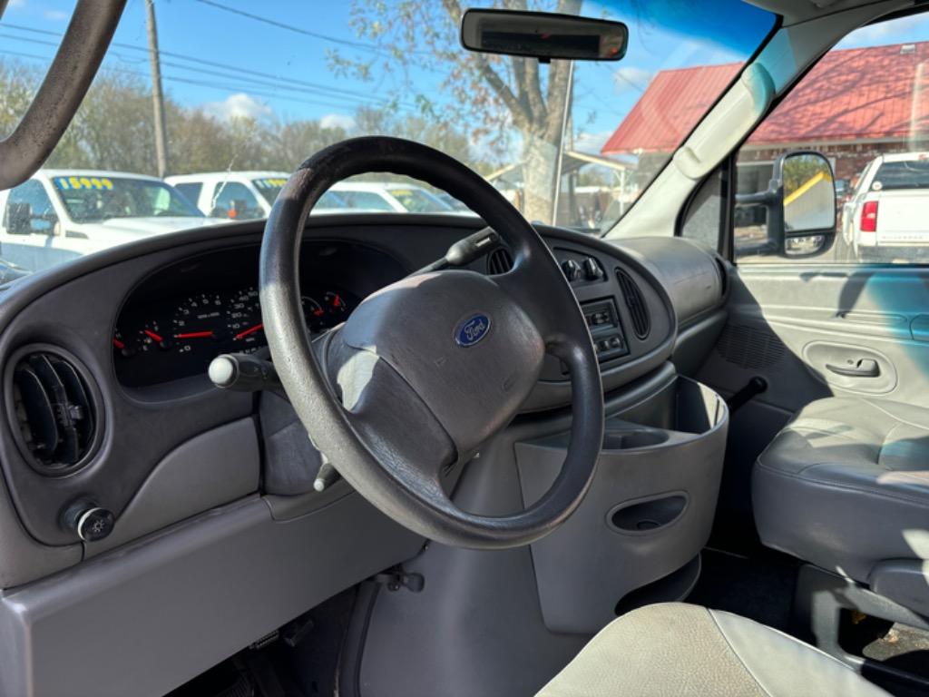 2004 Ford E-350 photo 10