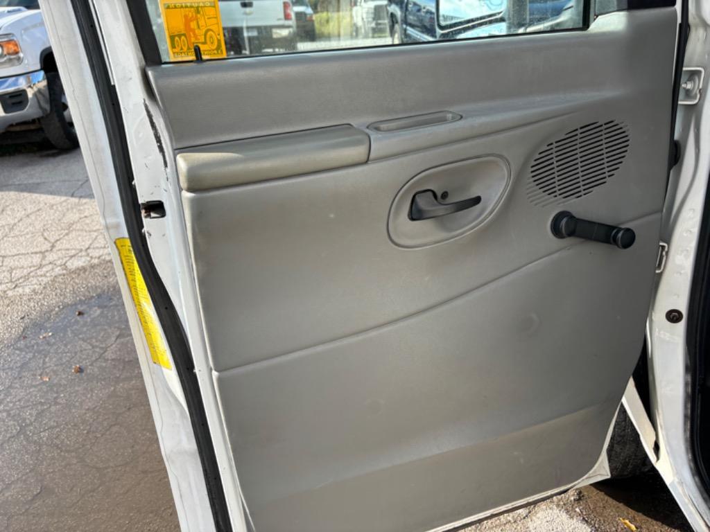 2004 Ford E-350 photo 11