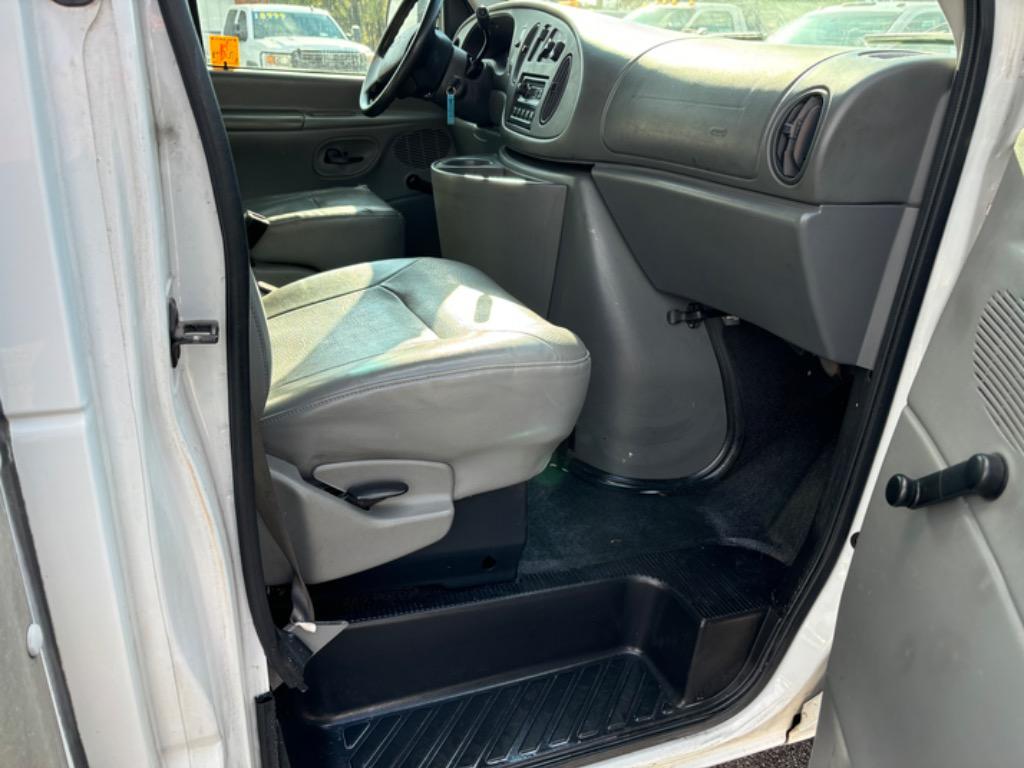 2004 Ford E-350 photo 14