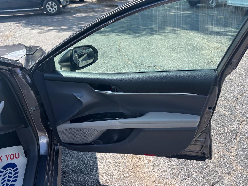 2020 Toyota Camry Hybrid LE photo 19