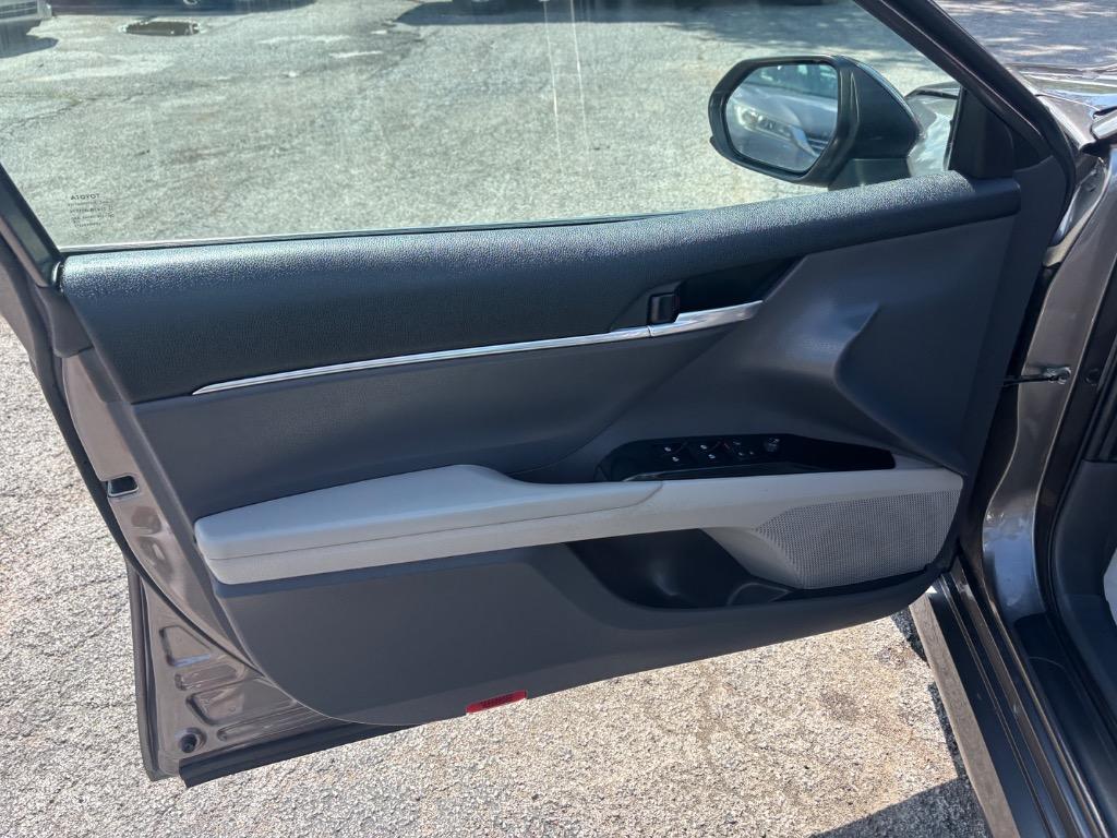 2020 Toyota Camry Hybrid LE photo 11