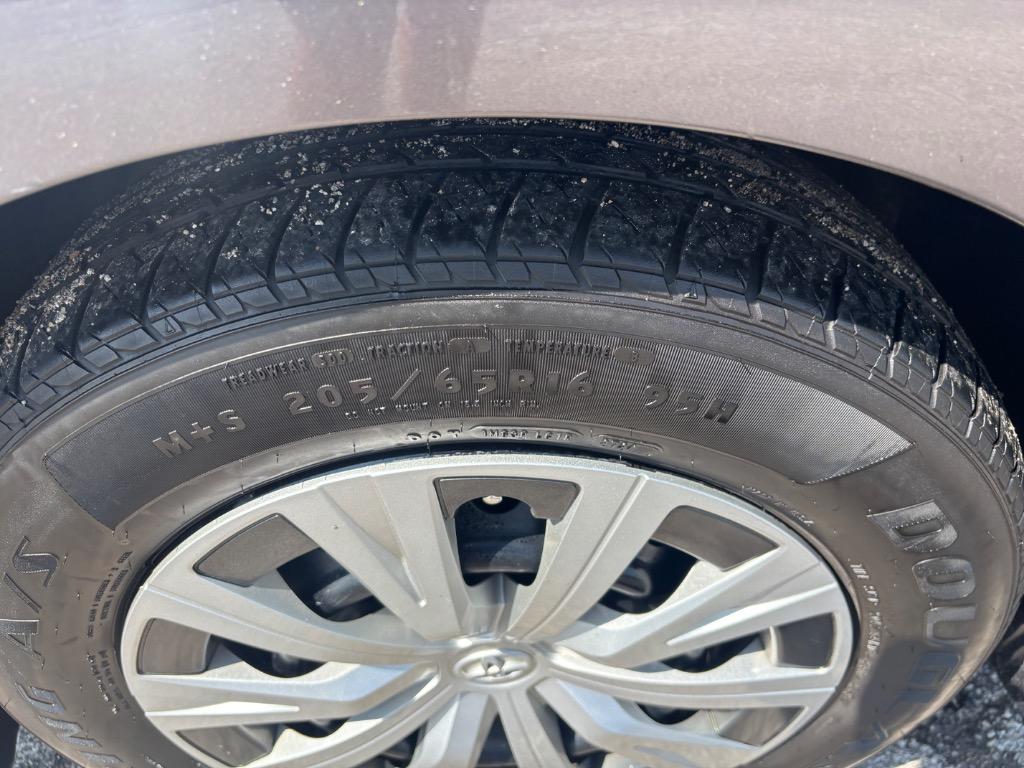 2020 Toyota Camry Hybrid LE photo 21
