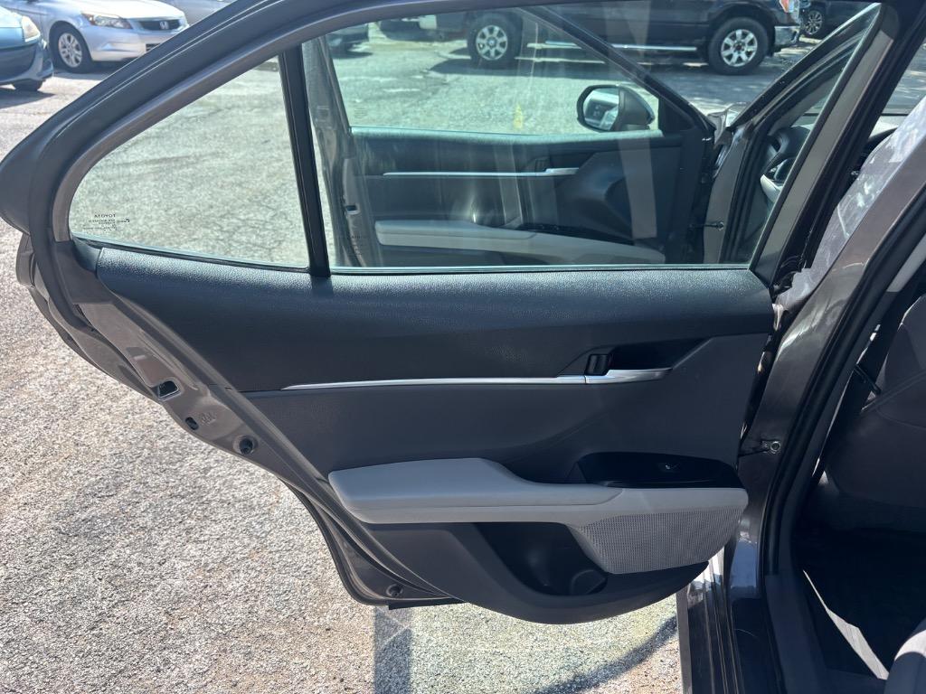 2020 Toyota Camry Hybrid LE photo 15