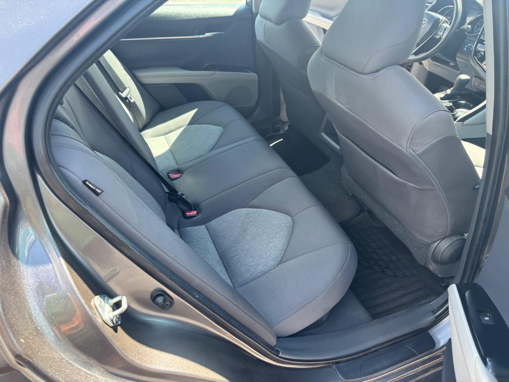 2020 Toyota Camry Hybrid LE photo 18