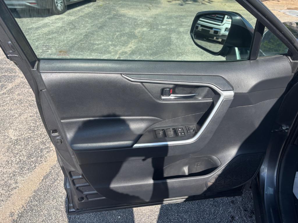 2019 Toyota RAV4 XLE Premium photo 11