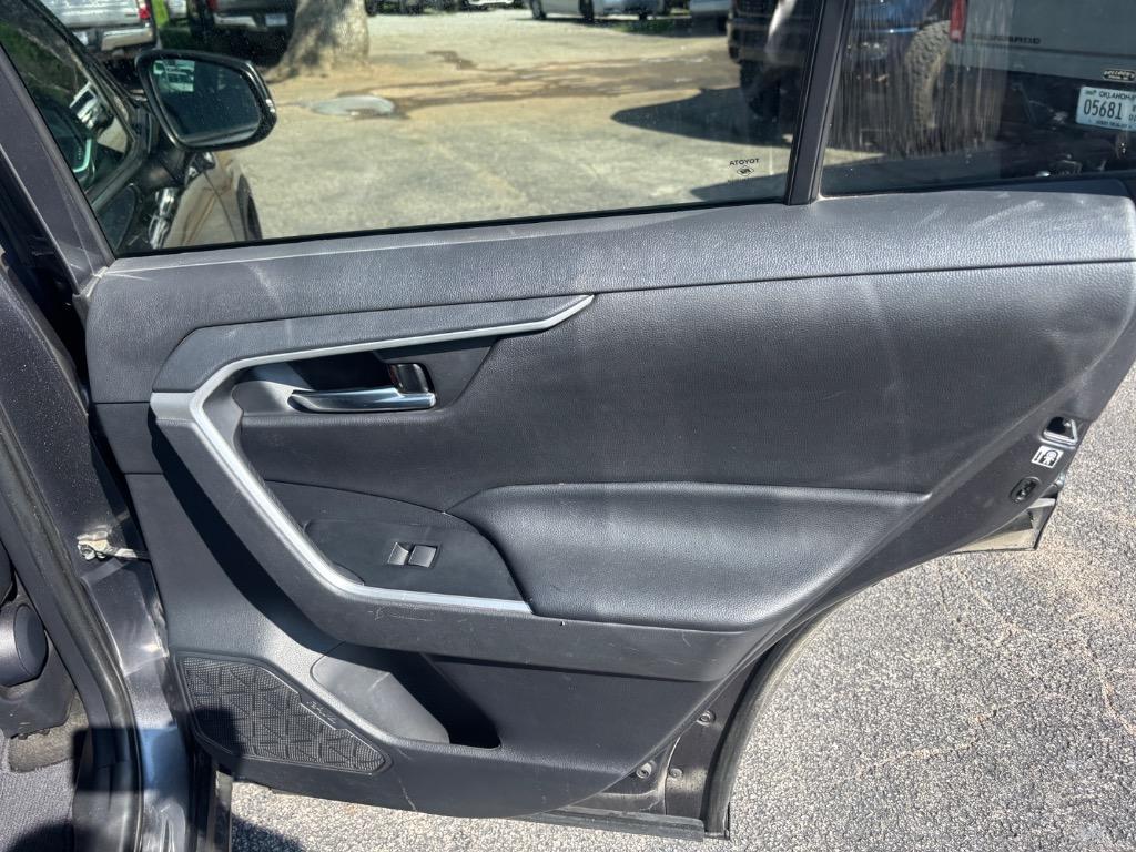 2019 Toyota RAV4 XLE Premium photo 18